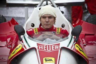 Rush: Daniel Bruhl è Niki Lauda in una scena del film prima di una corsa