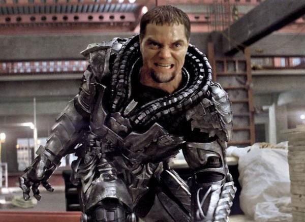Un primo piano di Michael Shannon nei panni del Generale Zod in L'uomo d'acciaio