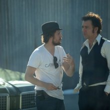 Blood ties: il regista Guillaume Canet con Clive Owen sul set del film