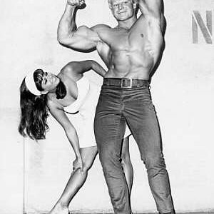 Claudia Cardinale sul set di Piano... piano, non t'agitare con David Draper