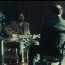 Inside Llewyn Davis: Oscar Isaac in una scena del film