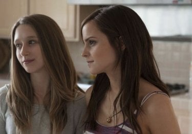 Taissa Farmiga con Emma Watson in una scena di The Bling Ring