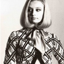 un ritratto in bianco e nero Raffaella Carrà