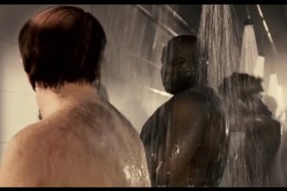 Clip 'Doccia' - Il commissario Torrente - Il braccio idiota della legge