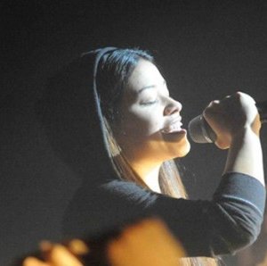 Gina Rodriguez in una sequenza musicale di Filly Brown