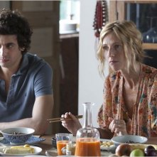 Les Gamins: Max Boublil e Sandrine Kiberlain in una scena della commedia