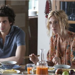 Les Gamins: Max Boublil e Sandrine Kiberlain in una scena della commedia