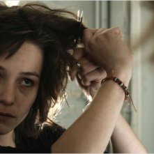 Les Lendemains: Pauline Parigot si taglia i capelli in una sequenza del film.