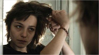 Les Lendemains: Pauline Parigot si taglia i capelli in una sequenza del film.