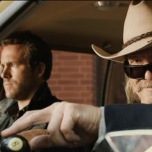 R.I.P.D.: Ryan Reynolds con Jeff Bridges in una scena del poliziesco fantascientifico