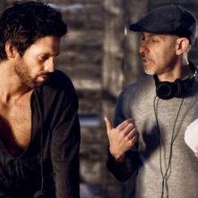 David S. Goyer sul set di Da Vinci's Demons con Tom Riley