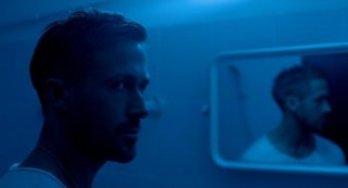 Ryan Gosling allo specchio in una'immagine di Only God Forgives