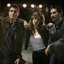 Adriana Ugarte con Alberto Ammann e Alex Gonzalez in una scena di Combustión