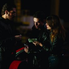 Adriana Ugarte con Alberto Ammann e Alex Gonzalez in una sequenza di Combustión