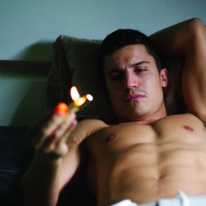 Alex Gonzalez a torso nudo in una scena di Combustión