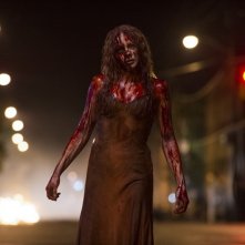 Carrie: Chloe Moretz vaga per le strade ricoperta di sangue