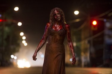 Carrie: Chloe Moretz vaga per le strade ricoperta di sangue
