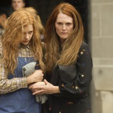 Carrie: Julianne Moore e Chloe Moretz in una drammatica sequenza