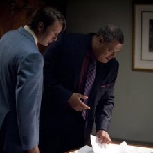 Hannibal: Mads Mikkelsen e Laurence Fishburne nell'episodio Apéritif