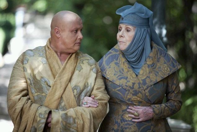 Il trono di spade: Conleth Hill e Diana Rigg nell'episodio And Now His Watch Is Ended