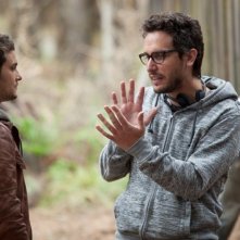 La casa: il regista Fede Alvarez insieme a Shiloh Fernandez sul set del film