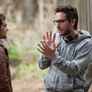 La casa: il regista Fede Alvarez insieme a Shiloh Fernandez sul set del film