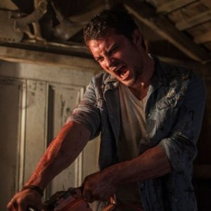 La casa: Shiloh Fernandez in una sanguinaria scena del film si accanisce con una motosega sul demone