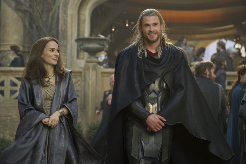 Thor The Dark World Chris Hemsworth E Natalie Portman Sorridenti In Una Scena Del Film 272650