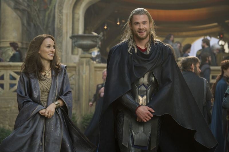 Thor: The Dark World, Chris Hemsworth e Natalie Portman sorridenti sul set del film