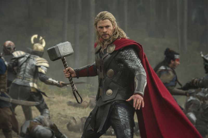 Thor The Dark World Chris Hemsworth In Azione Con Il Suo Martello 272651