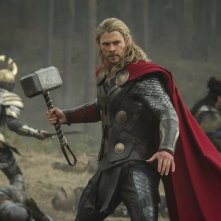 Thor: The Dark World, Chris Hemsworth in azione con il suo martello