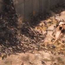 World War Z: la 'presa' di Gerusalemme da parte degli zombie in una scena del film