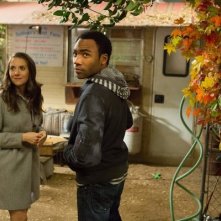 Community: Alison Brie e Donald Glover in una scena dell'episodio Advanced Documentary Filmmaking