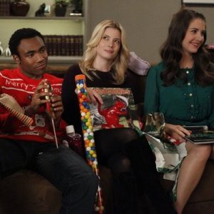 Community: Alison Brie, Gillian Jacobs e Donald Glover in una scena dell'episodio Intro to Knots