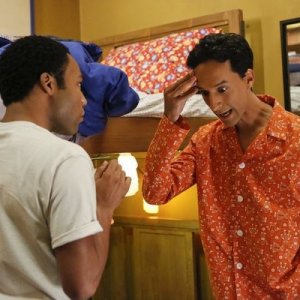 Community: Danny Pudi e Donald Glover nell'episodio Basic Human Anatomy