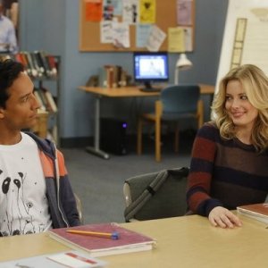 Community: Gillian Jacobs e Danny Pudi nell'episodio Intro to Felt Surrogacy