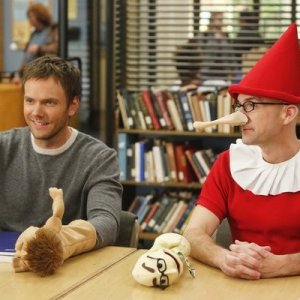 Community: Joel McHale e Jim Rash nell'episodio Intro to Felt Surrogacy