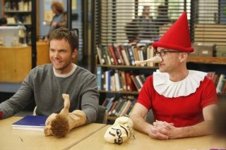 Community: Joel McHale e Jim Rash nell'episodio Intro to Felt Surrogacy