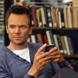 Community: Joel McHale nell'episodio Basic Human Anatomy