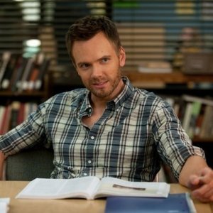 Community: Joel McHale nell'episodio Herstory of Dance