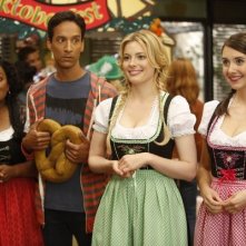 Community: Yvette Nicole Brown, Alison Brie, Gillian Jacobs e Danny Pudi nell'episodio Alternative History of the German Invasion