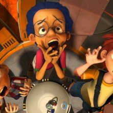 Dino e la macchina del tempo: i tre giovani protagonisti in una divertente scena