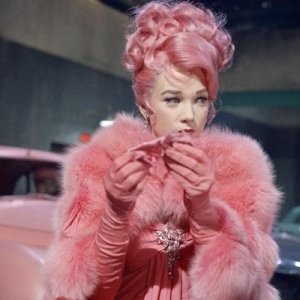 Shirley MacLaine tutta in rosa ne La signora e i suoi mariti (1964)
