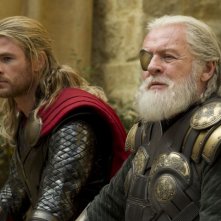 Thor: The Dark World, Chris Hemsworth e Anthony Hopkins in una scena del film