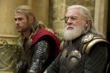 Thor: The Dark World, Chris Hemsworth e Anthony Hopkins in una scena del film