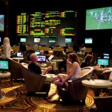 Una ragazza a Las Vegas: Bruce Willis e Rebecca Hall in una scena