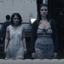 Esterno sera: Ilaria Delli Paoli e Valentina Acca in una scena