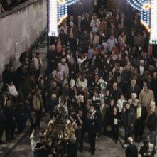 Esterno sera: pellegrini in processione in una scena del film