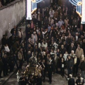 Esterno sera: pellegrini in processione in una scena del film