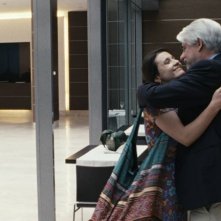 Esterno sera: Valentina Acca in una scena abbraccia Ricky Tognazzi